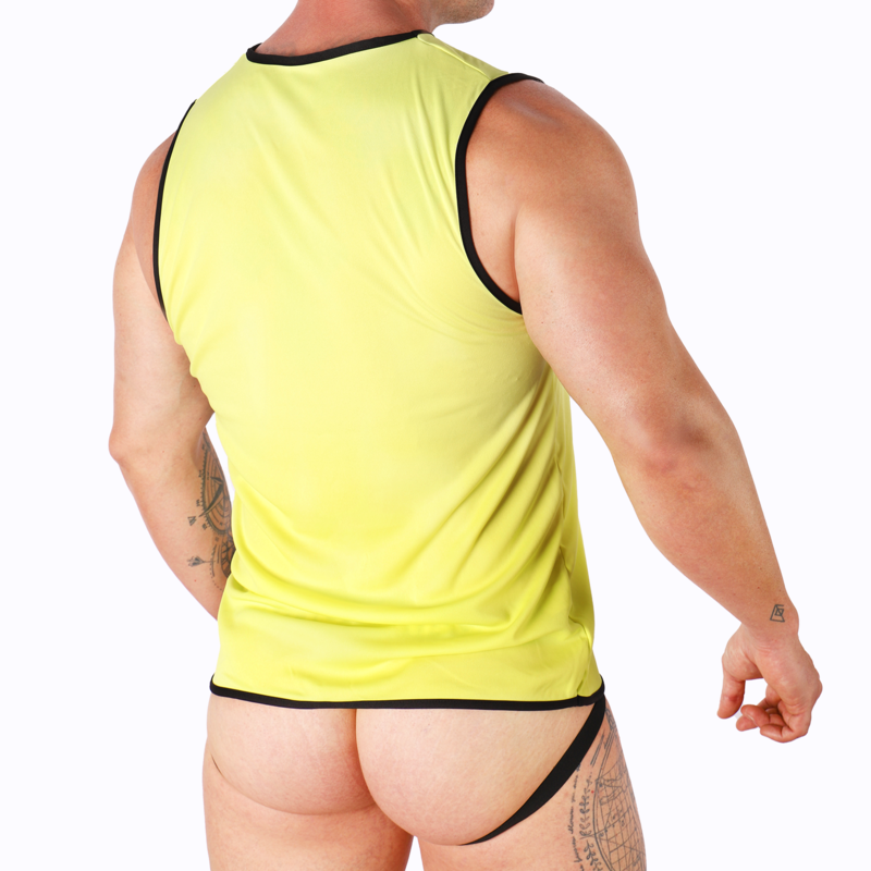 Macho T-Shirt Amarela Esportiva Leve S/M, detalhe do tecido e corte moderno.