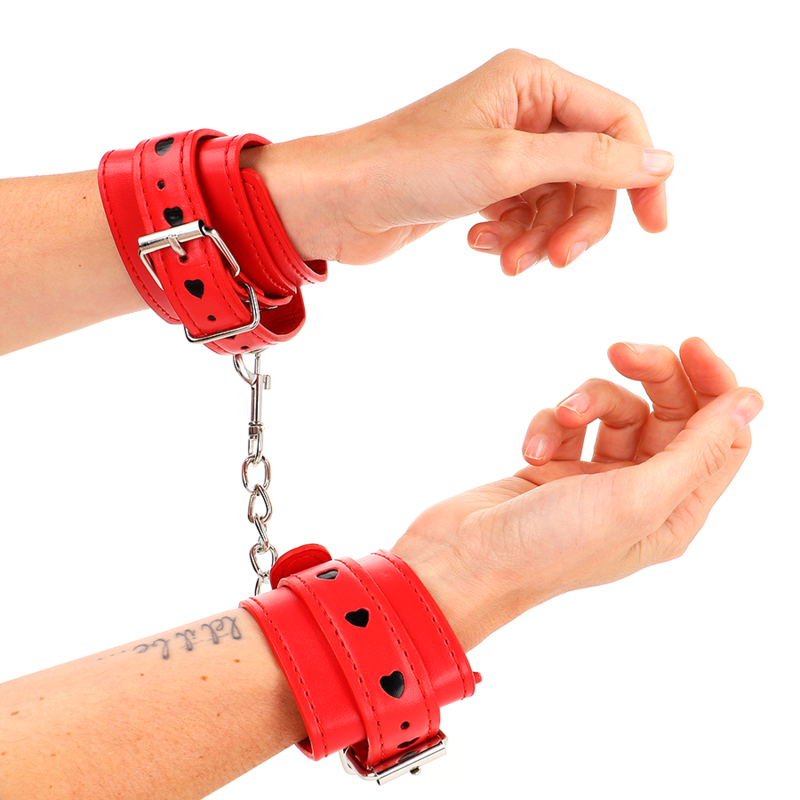 Pulseira BDSM KINK Vermelha com Inserção de Coração Preto, ajustável para pulsos.