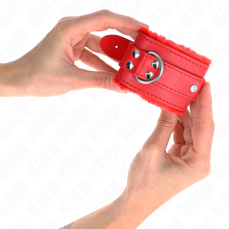 KINK Algema de Pulso com Forro de Couro Vermelho e Cinto Ajustável, ideal para contenção BDSM estilosa e segura.