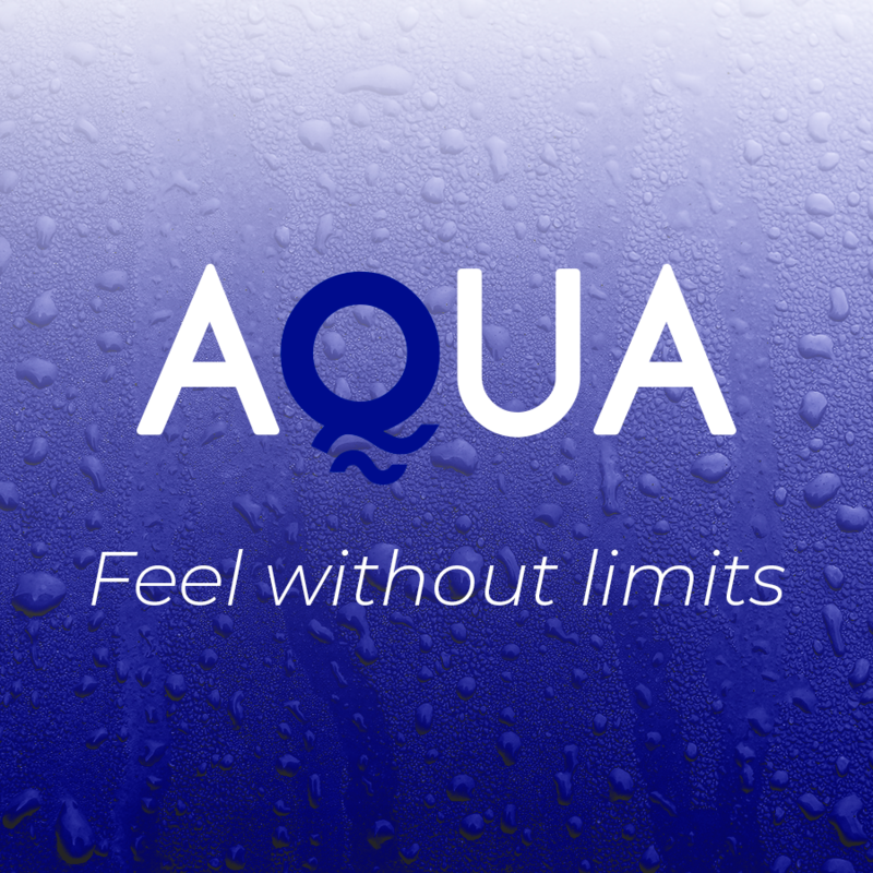 Frasco de Lubrificante Íntimo AQUA QUALITY à Base de Água de 1000 ML, mostrando a embalagem transparente e o líquido sedoso.