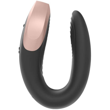 Close-up of the Satisfyer Vibrador para Casais Double Love Luxury Preto, highlighting its elegant design and features.