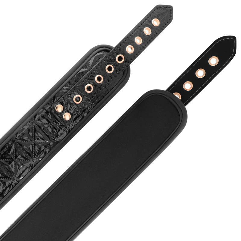 Close-up do Colar BEGME Black Edition com Clamps de Mamilo Ajustáveis, mostrando detalhes e materiais.