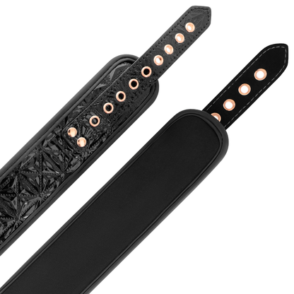 Close-up do Colar BEGME Black Edition com Clamps de Mamilo Ajustáveis, mostrando detalhes e materiais.