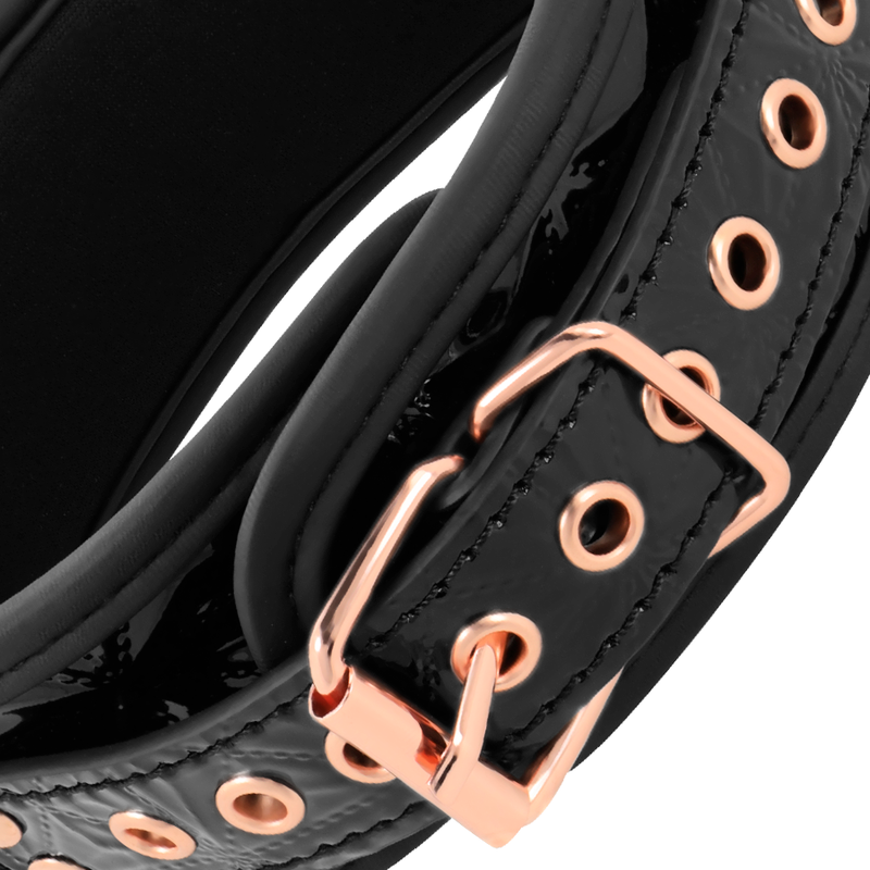 Close-up do Colar BEGME Black Edition com Clamps de Mamilo Ajustáveis, mostrando detalhes e materiais.