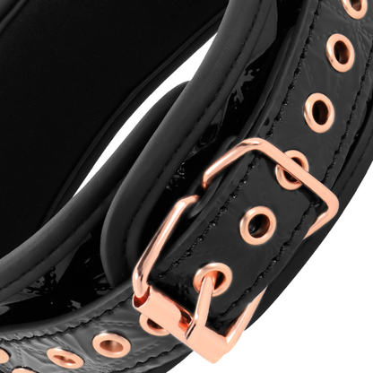 Close-up do Colar BEGME Black Edition com Clamps de Mamilo Ajustáveis, mostrando detalhes e materiais.