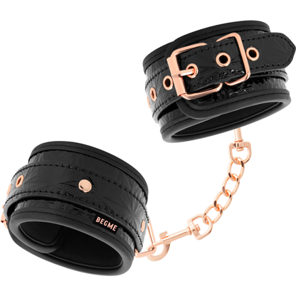 Close-up das Algemas BEGME Black Edition Premium, mostrando o couro vegano e fivelas.