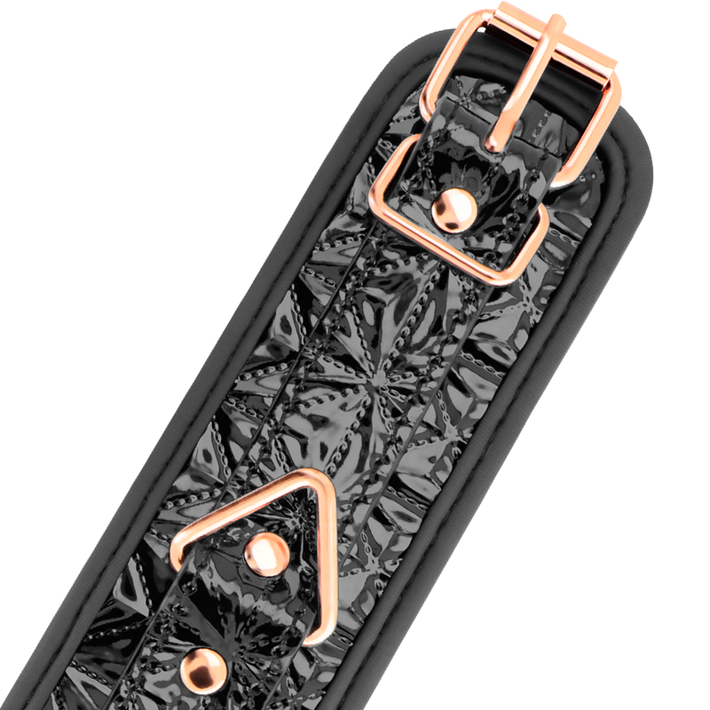 Close-up dos Punhos de Tornozelo BEGME Premium Black Edition em couro vegan, mostrando detalhes da fivela e acolchoamento.