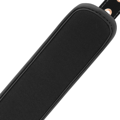 Close-up dos Punhos de Tornozelo BEGME Premium Black Edition em couro vegan, mostrando detalhes da fivela e acolchoamento.