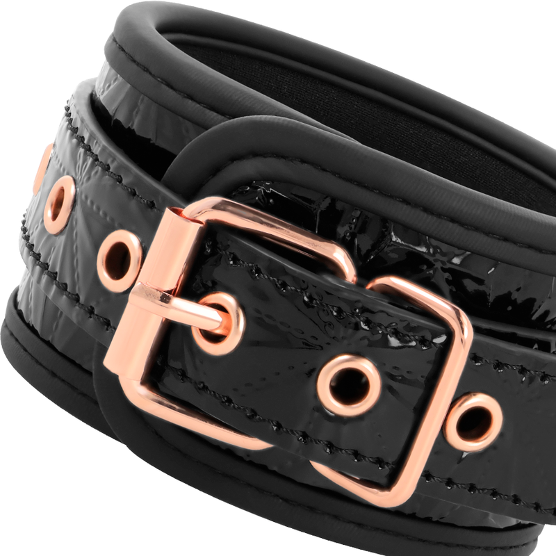Close-up dos Punhos de Tornozelo BEGME Premium Black Edition em couro vegan, mostrando detalhes da fivela e acolchoamento.