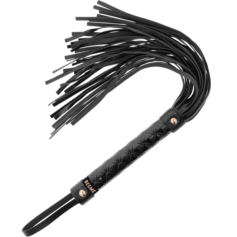Close-up do Flogger Black Edition de Couro Vegano BEGME, mostrando detalhes e textura.