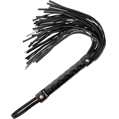 Close-up do Flogger Black Edition de Couro Vegano BEGME, mostrando detalhes e textura.