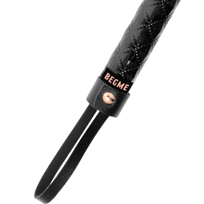 Close-up do Flogger Black Edition de Couro Vegano BEGME, mostrando detalhes e textura.