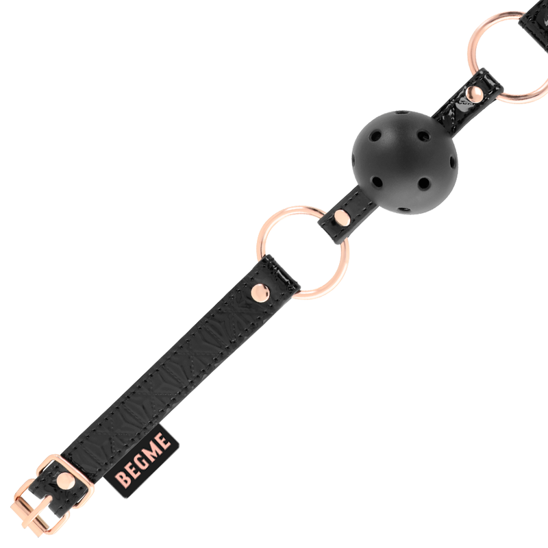 Close-up da BEGME Bola Gag Vegan Couro Black Edition para BDSM, mostrando detalhes do material e fecho.