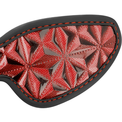 Close-up da BEGME Máscara Cega Premium Red Edition com forro de neoprene, destacando o design e material.