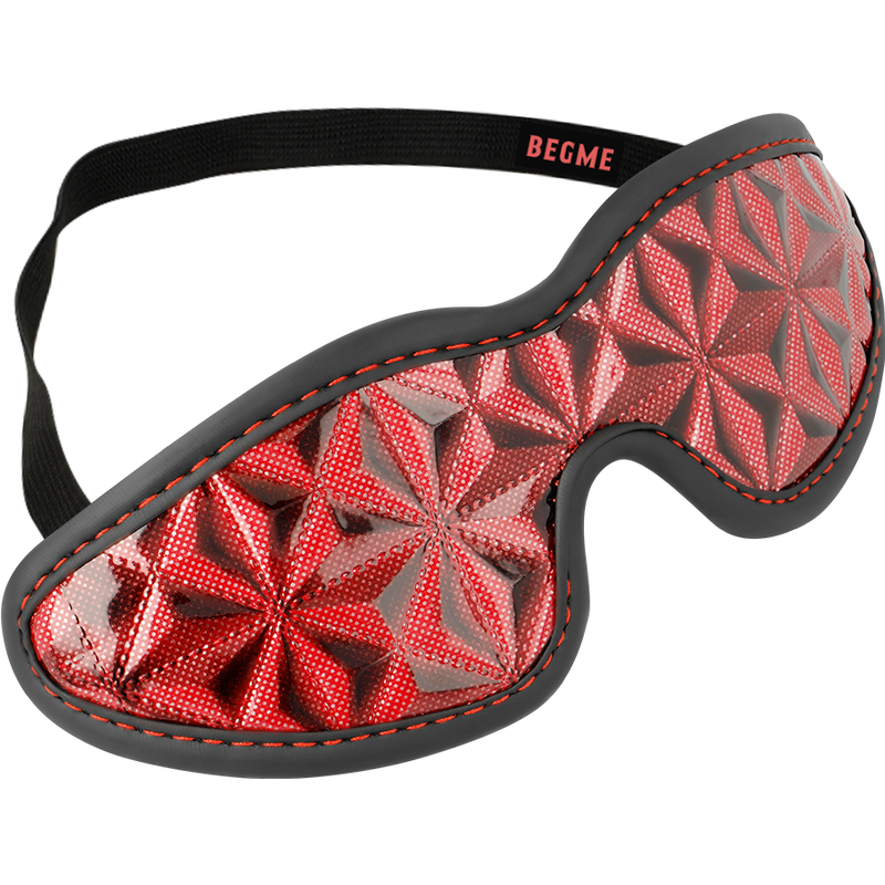 Close-up da BEGME Máscara Cega Premium Red Edition com forro de neoprene, destacando o design e material.