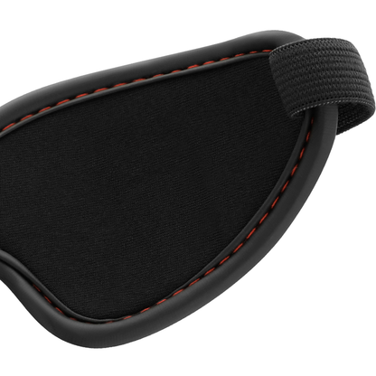 Close-up da BEGME Máscara Cega Premium Red Edition com forro de neoprene, destacando o design e material.