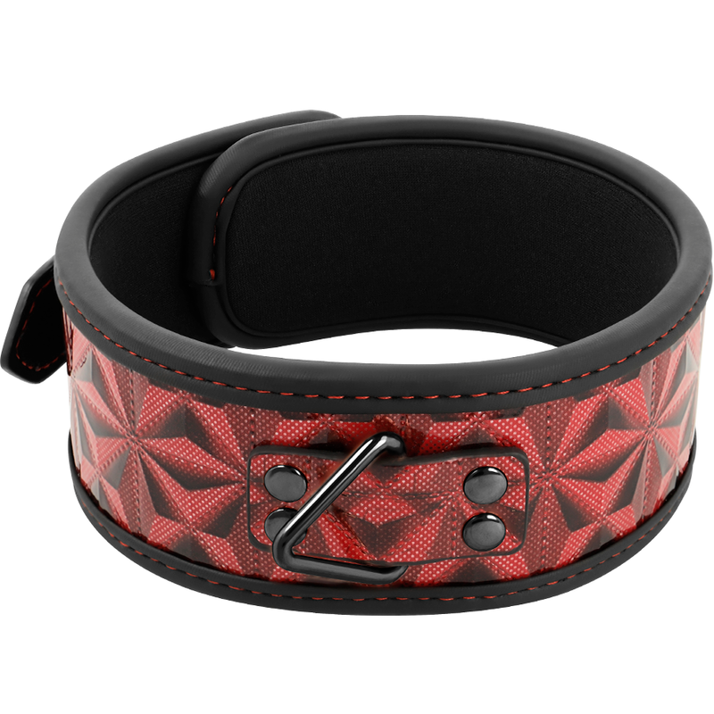 Detalhe do Colar BEGME de Couro Vegano Premium Red Edition com Forro de Neoprene, mostrando a textura e os anéis metálicos.