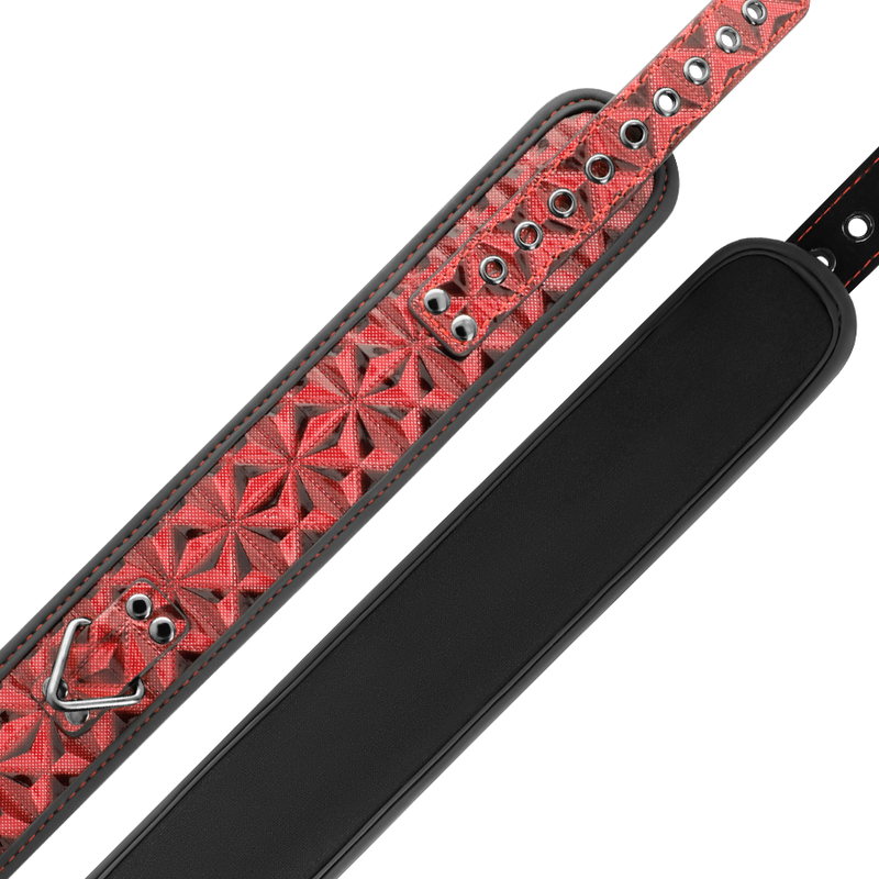 Detalhe do Colar BEGME de Couro Vegano Premium Red Edition com Forro de Neoprene, mostrando a textura e os anéis metálicos.