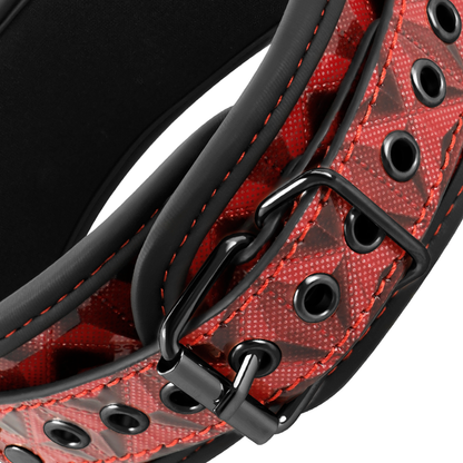 Detalhe do Colar BEGME de Couro Vegano Premium Red Edition com Forro de Neoprene, mostrando a textura e os anéis metálicos.