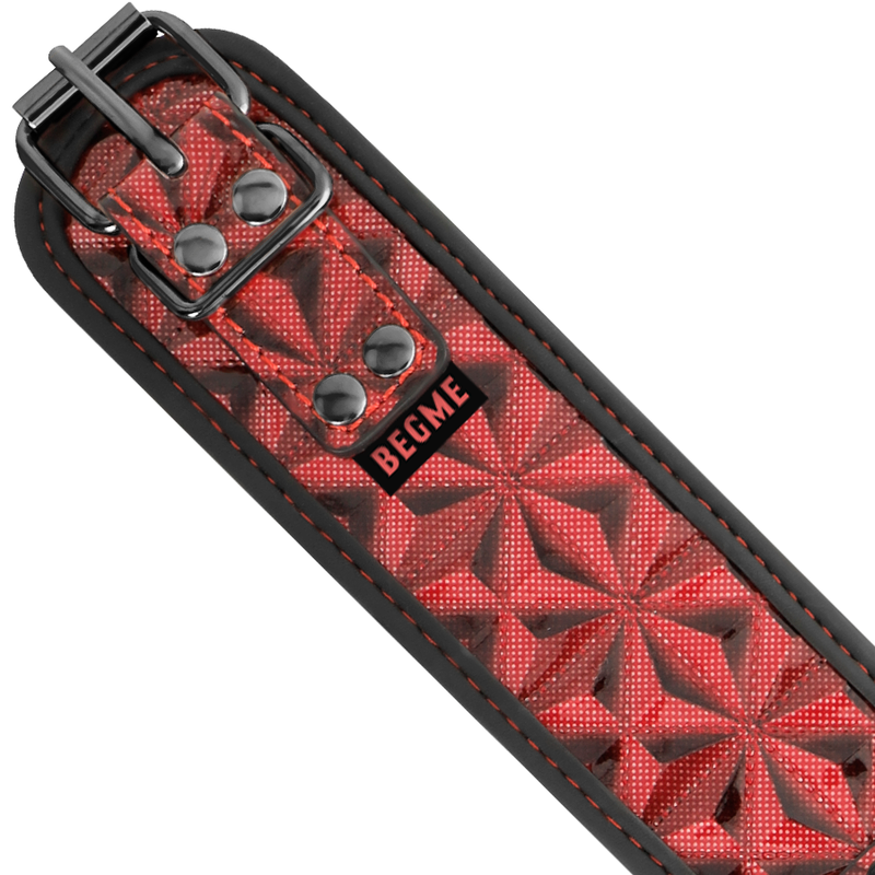 Close-up do Conjunto Bondage BEGME com Colar Vermelho, Braçadeiras e Pinças para Mamilos