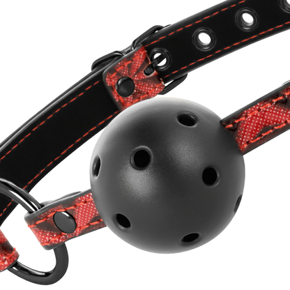 Close-up da Mordaça BEGME Red Edition em Couro Vegano, destacando o design e os detalhes