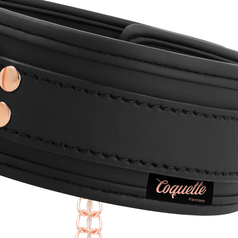Close-up of the COQUETTE CHIC DESIRE Colar com Pinças de Mamilos e Forro de Neoprene, mostrando detalhes do couro vegano e das correntes.