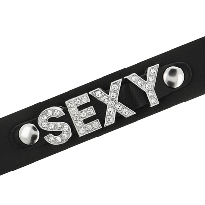 Close-up da Gargantilha Sexy COQUETTE CHIC DESIRE em Couro Vegano Ajustável, mostrando o material e detalhes do design.