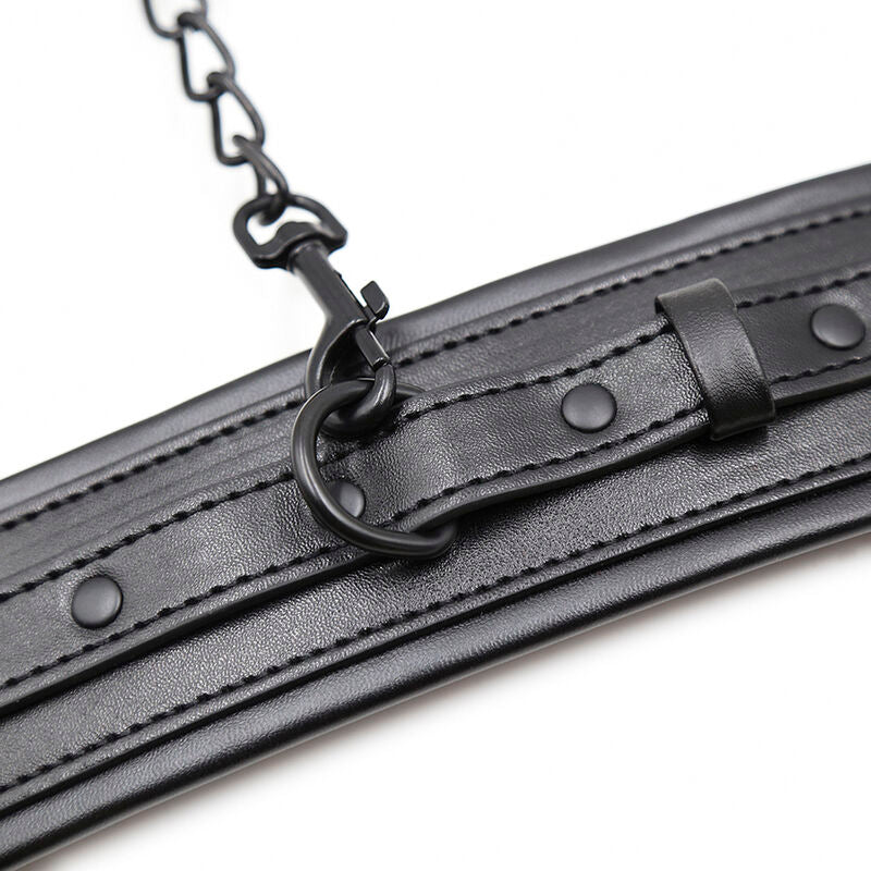 Restrições de pulso ajustáveis em couro sintético Ohmama Fetish para práticas BDSM