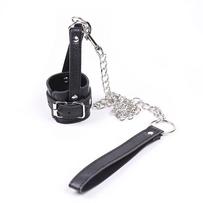 Bainha de Apoio ao Pénis OHMAMA FETISH com alça em couro sintético e corrente metálica para jogos BDSM.