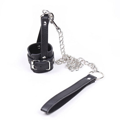 Bainha de Apoio ao Pénis OHMAMA FETISH com alça em couro sintético e corrente metálica para jogos BDSM.