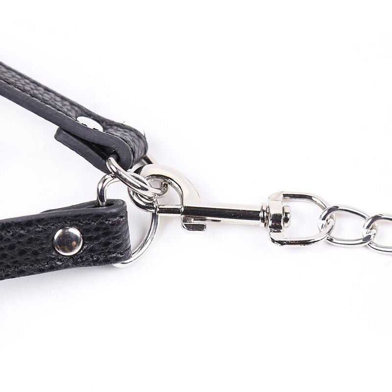 Bainha de Apoio ao Pénis OHMAMA FETISH com alça em couro sintético e corrente metálica para jogos BDSM.