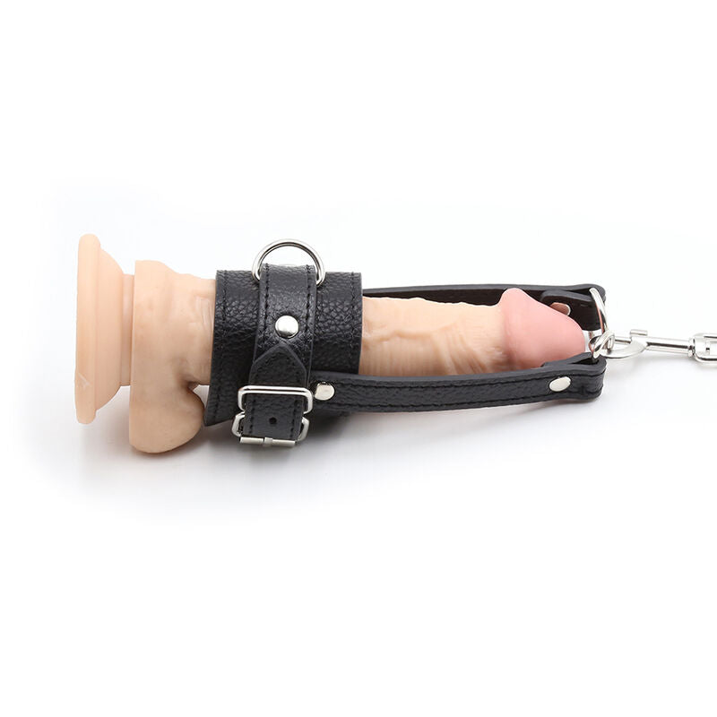 Bainha de Apoio ao Pénis OHMAMA FETISH com alça em couro sintético e corrente metálica para jogos BDSM.