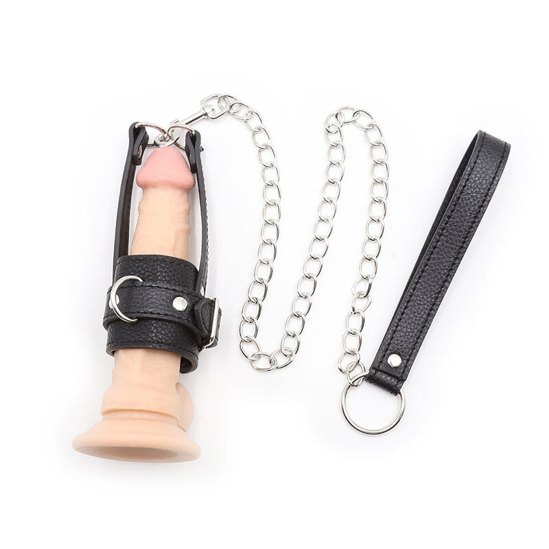Bainha de Apoio ao Pénis OHMAMA FETISH com alça em couro sintético e corrente metálica para jogos BDSM.