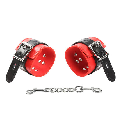 Algemas de Pulso Fetiche OHMAMA em vermelho e preto com corrente de metal e fivela ajustável, prontas para jogos de contenção.
