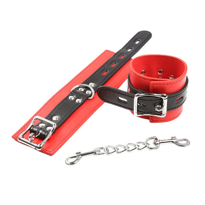 Algemas de Pulso Fetiche OHMAMA em vermelho e preto com corrente de metal e fivela ajustável, prontas para jogos de contenção.