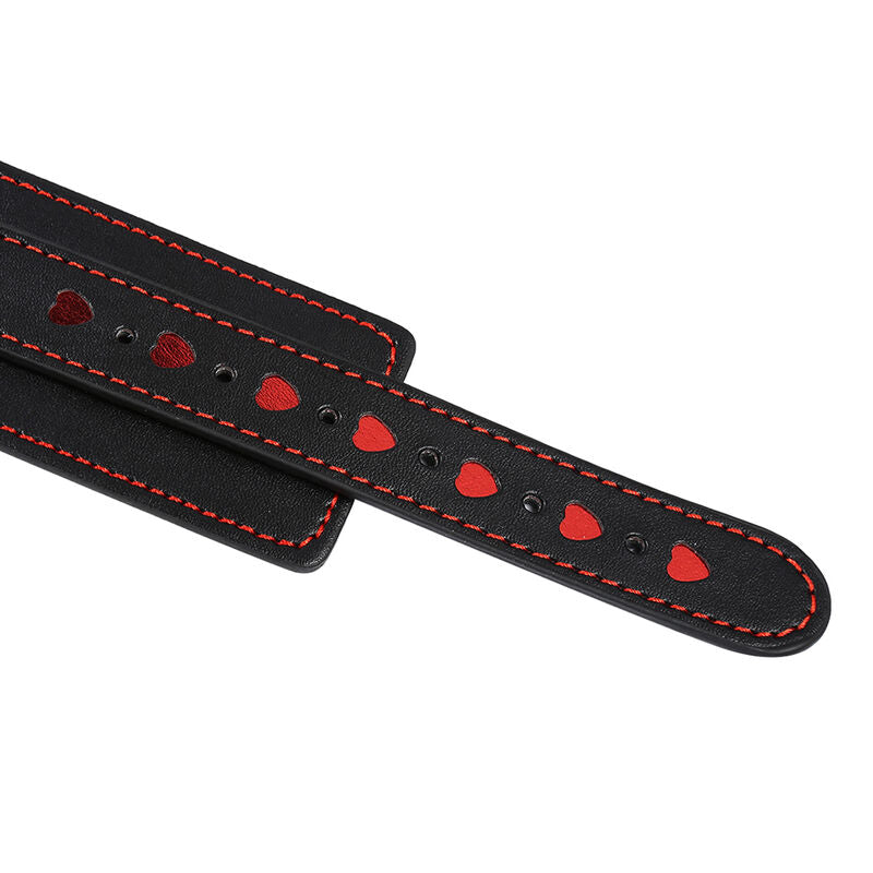 Detalhe das Algemas Fetish OHMAMA com design de coração e tira em couro sintético, mostrando ajuste e material.