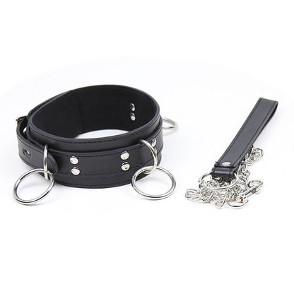 Colar de submissão OHMAMA FETISH com trela e 3 anéis para práticas BDSM, detalhe do material em imitação de couro.