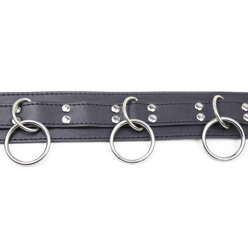 Colar de submissão OHMAMA FETISH com trela e 3 anéis para práticas BDSM, detalhe do material em imitação de couro.