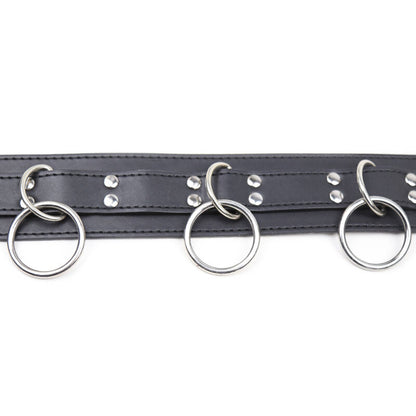 Colar de submissão OHMAMA FETISH com trela e 3 anéis para práticas BDSM, detalhe do material em imitação de couro.