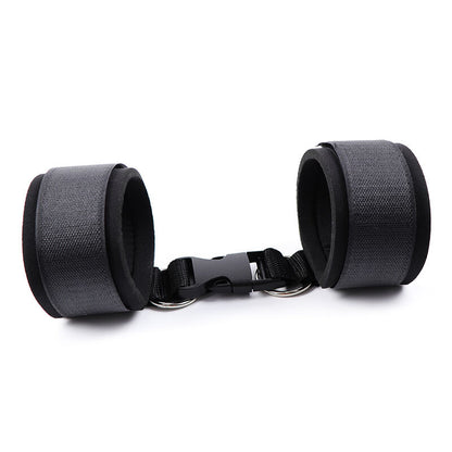 Detalhe das Algemas de Pulso OHMAMA FETISH em Neoprene, mostrando o material, ajuste e fecho.