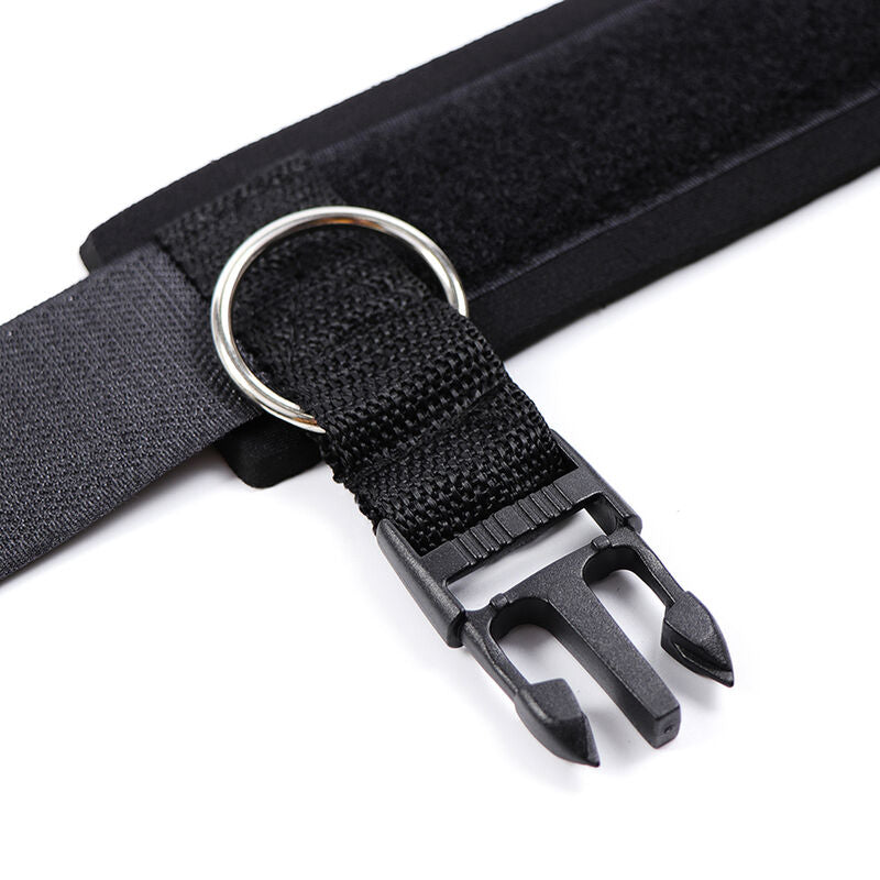 Detalhe das Algemas de Pulso OHMAMA FETISH em Neoprene, mostrando o material, ajuste e fecho.