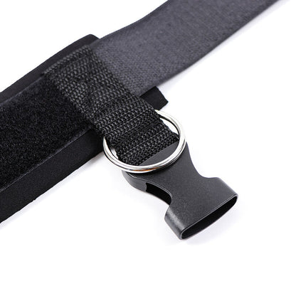 Detalhe das Algemas de Pulso OHMAMA FETISH em Neoprene, mostrando o material, ajuste e fecho.