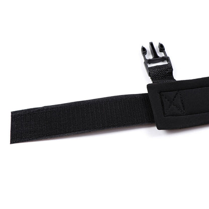 Detalhe das Algemas de Pulso OHMAMA FETISH em Neoprene, mostrando o material, ajuste e fecho.