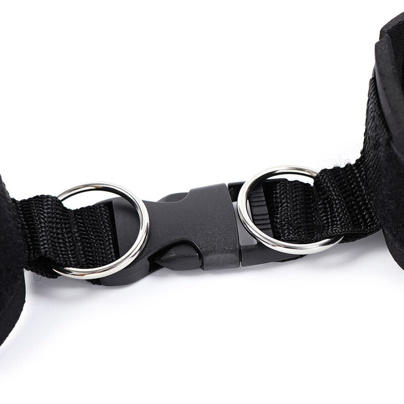 Detalhe das Algemas de Pulso OHMAMA FETISH em Neoprene, mostrando o material, ajuste e fecho.