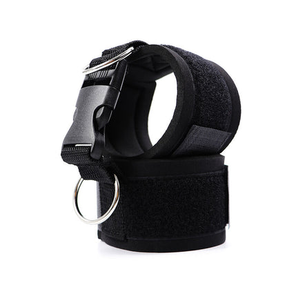 Detalhe das Algemas de Pulso OHMAMA FETISH em Neoprene, mostrando o material, ajuste e fecho.