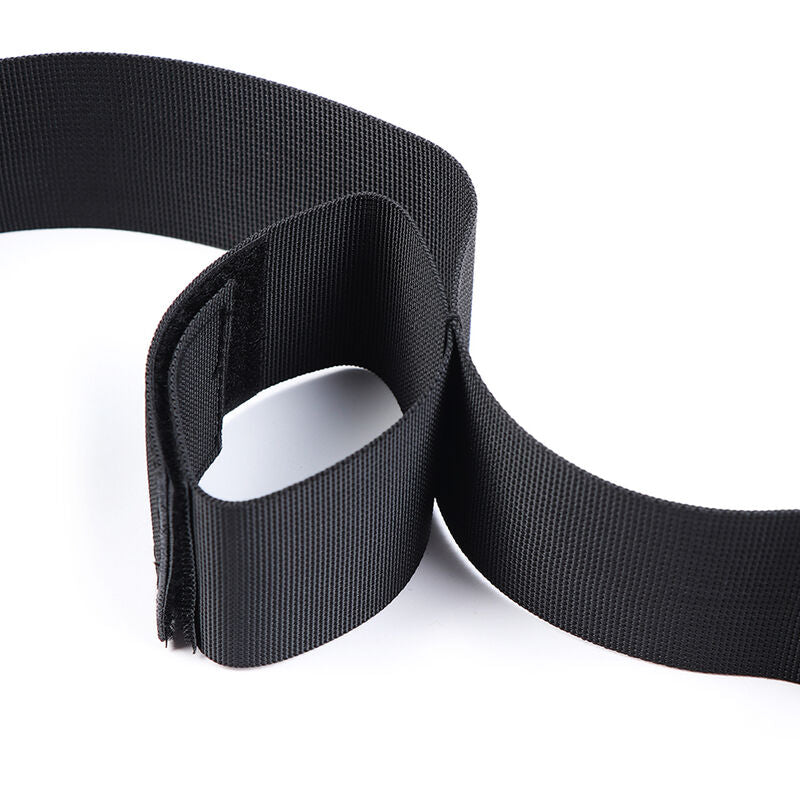 Ohmama Fetish Barra Separadora Flexível com Retenções de Pulso de Nylon para experiências BDSM seguras.