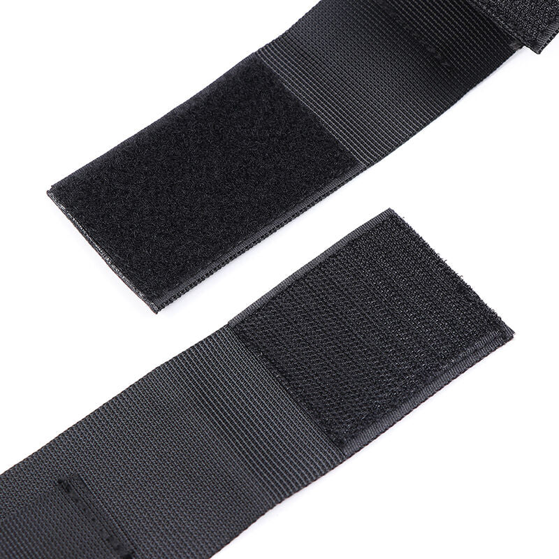 Close-up of the 'Ohmama Proteções de Pulso de Nylon Ajustáveis' showing its texture and features.
