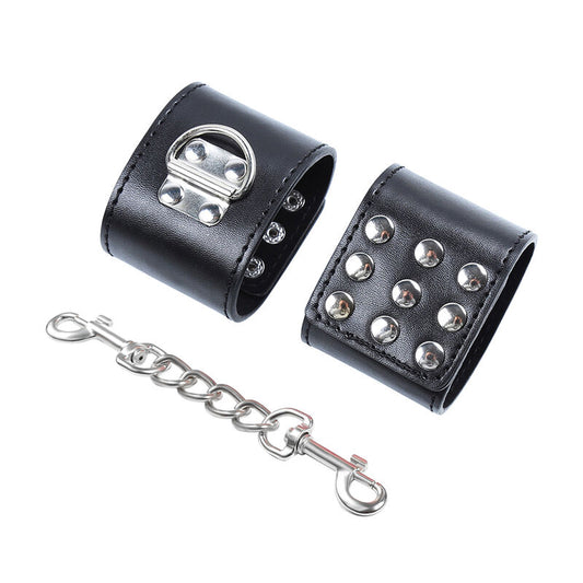 Restrições de Pulso OHMAMA FETISH com fecho metálico para práticas BDSM, mostrando detalhes do design e material.