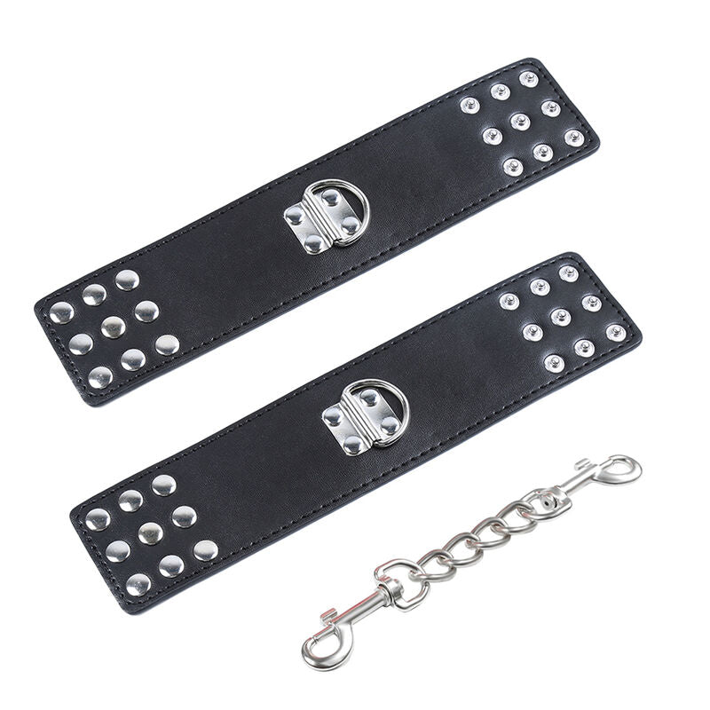 Restrições de Pulso OHMAMA FETISH com fecho metálico para práticas BDSM, mostrando detalhes do design e material.