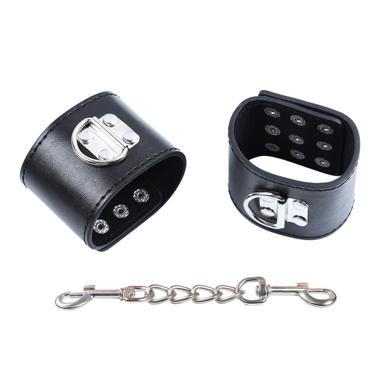 Restrições de Pulso OHMAMA FETISH com fecho metálico para práticas BDSM, mostrando detalhes do design e material.